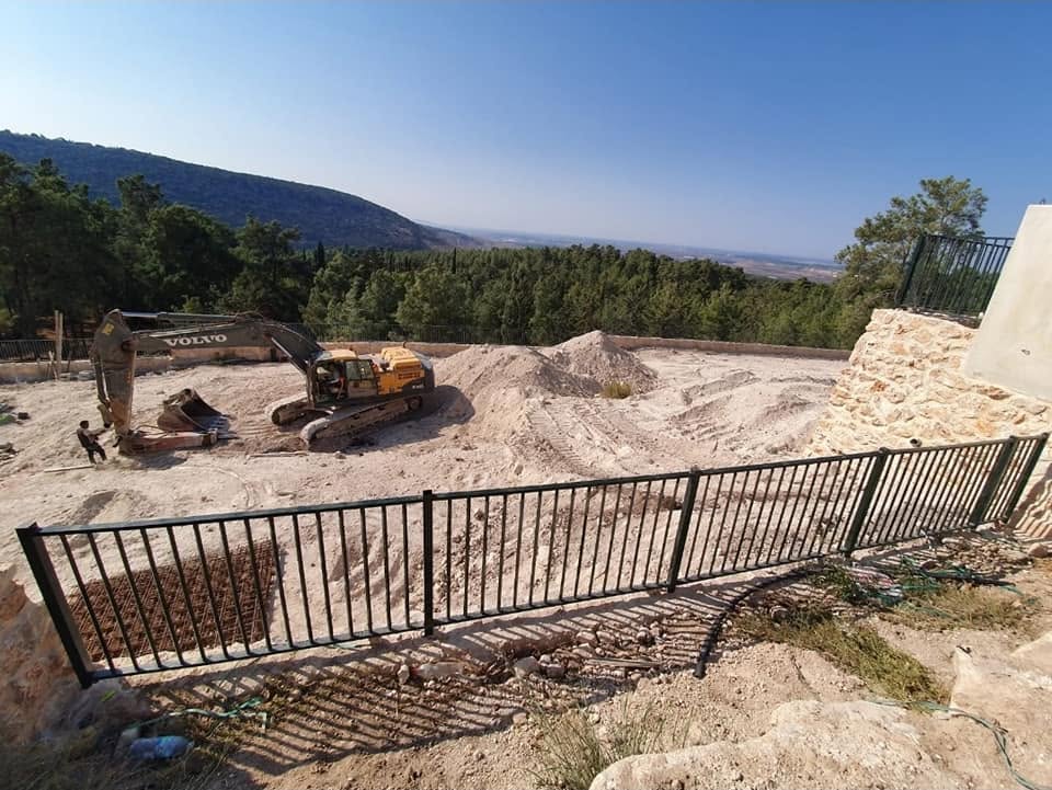 עבודות עפר והכנת המגרש